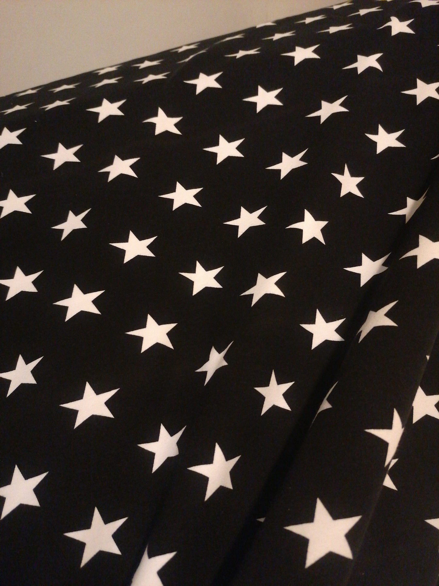 Tähti-trikoo, MUSTA