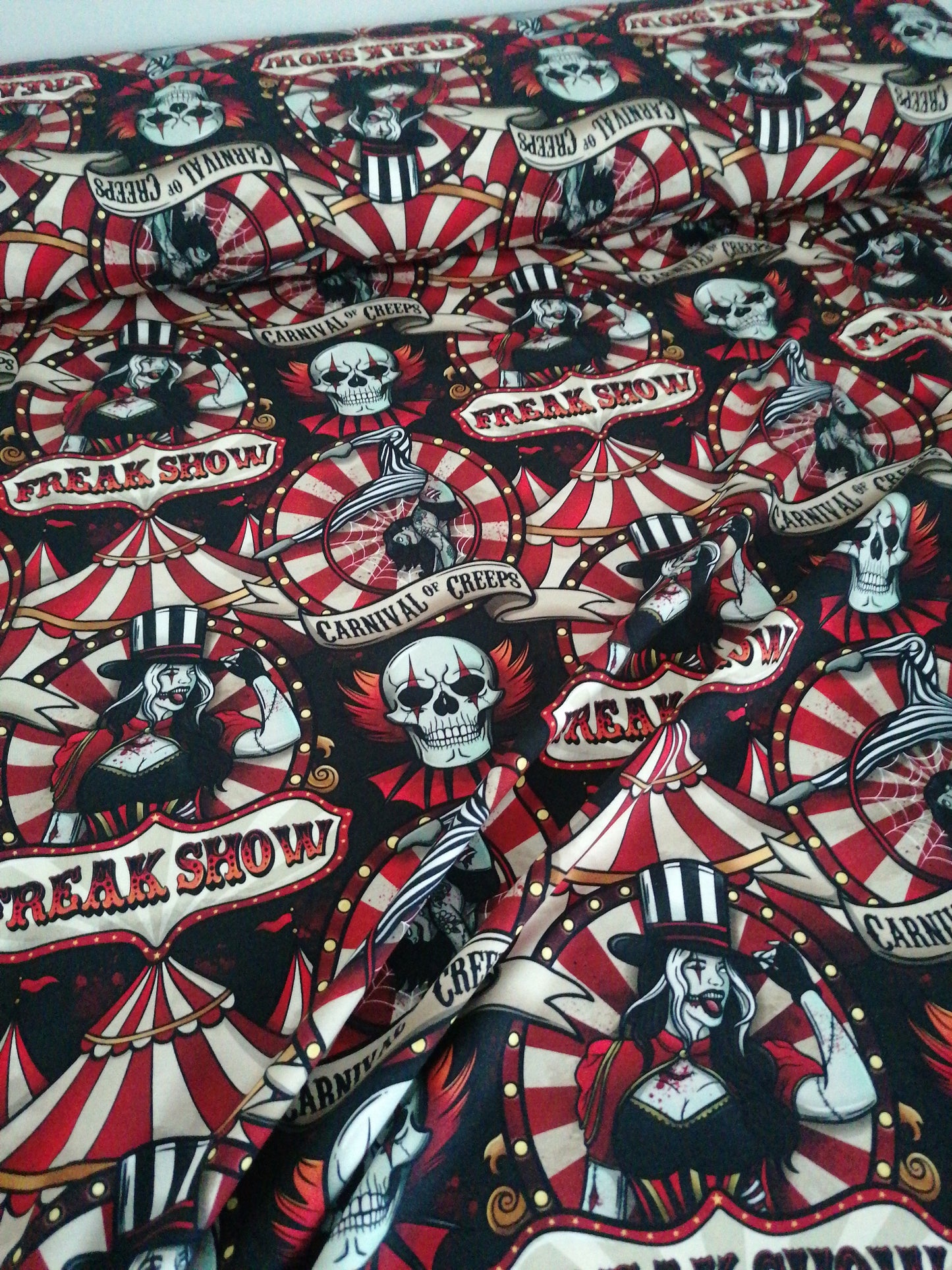 FREAK SHOW, trikoo